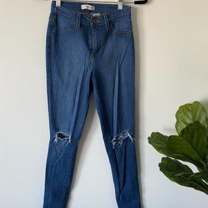 Fashion Nova // Ripped knee skinny jeans